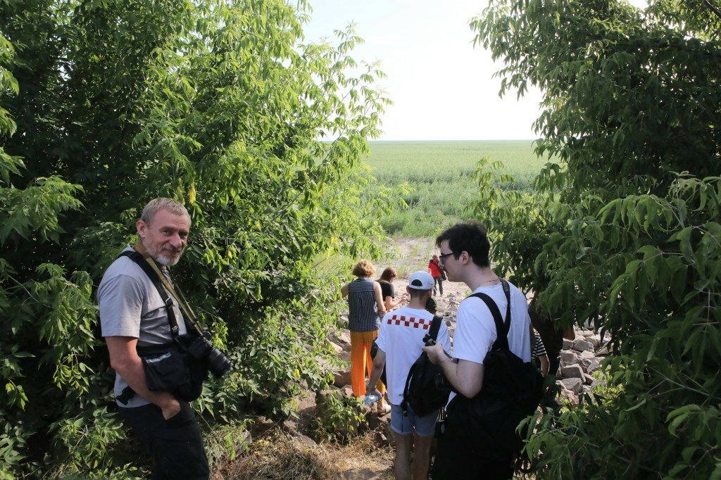 Jurnaliști pe iunie 2024, la un an după distrugerea barajului Nova Kahovka, pe locul unde era lacul de acumulare / FOTO Tarasov / Zuma Press / Profimedia