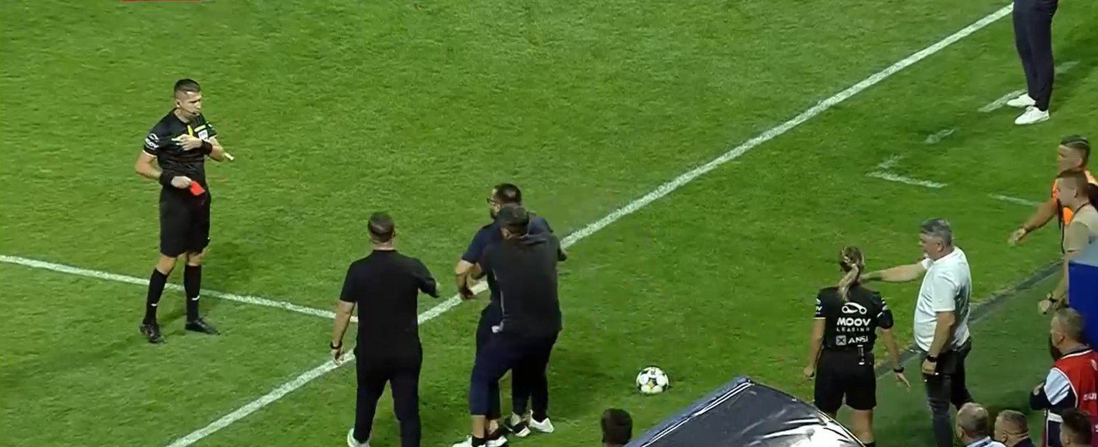 Paul Pintilie, ținut cu greu să nu sară la bătaie în Petrolul - Dinamo. Foto: captură Digi Sport.