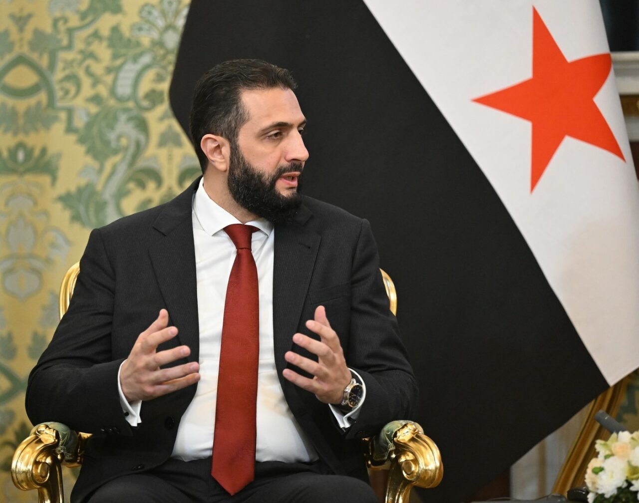 Președintele sirian Ahmed al-Sharaa, fost insurgent, fost terorist al-Qaeda, fost emir al Frontului al-Nusra, fost jihadist, fost pușcăriaș - face mai multă politică externă decât Nicușor Dan, președintele unei țări membre NATO. S-a întâlnit cu Vladimir Putin, cu Erdogan și vineri va fi primit la Casa Albă de către Donald Trump.