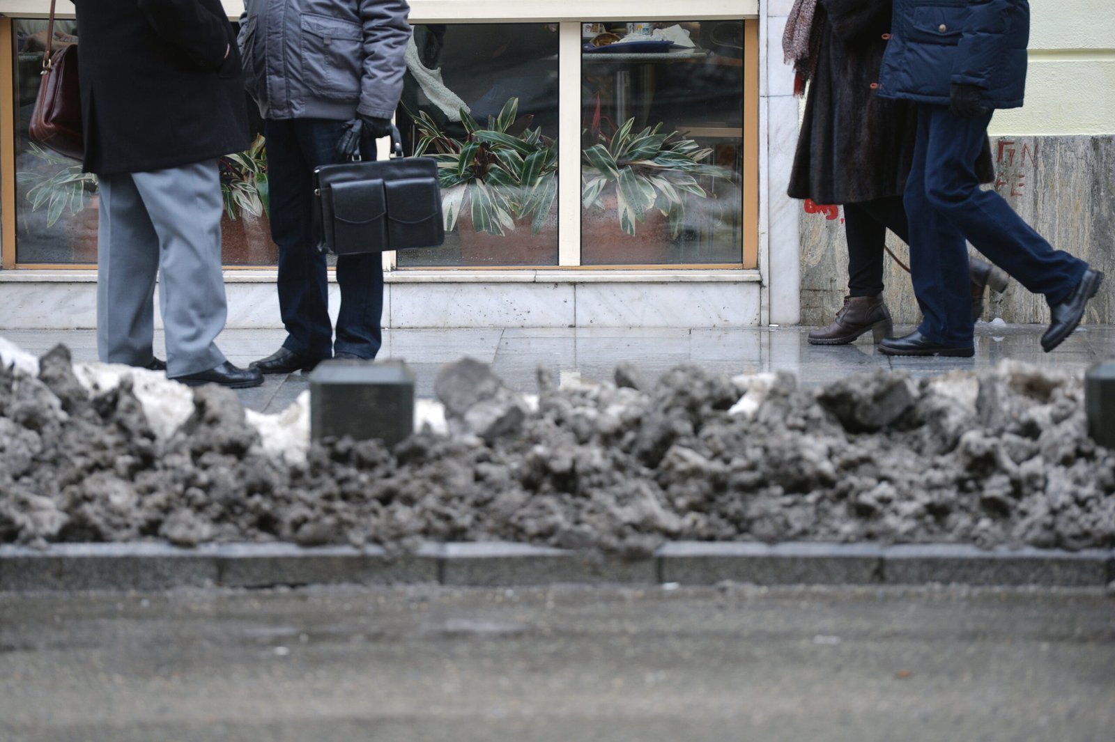 Statul european &icirc;n care cetățenii primesc amendă de p&acirc;nă la 50.000 de euro, dacă nu &icirc;și curăță trotuarul de zăpadă și gheață