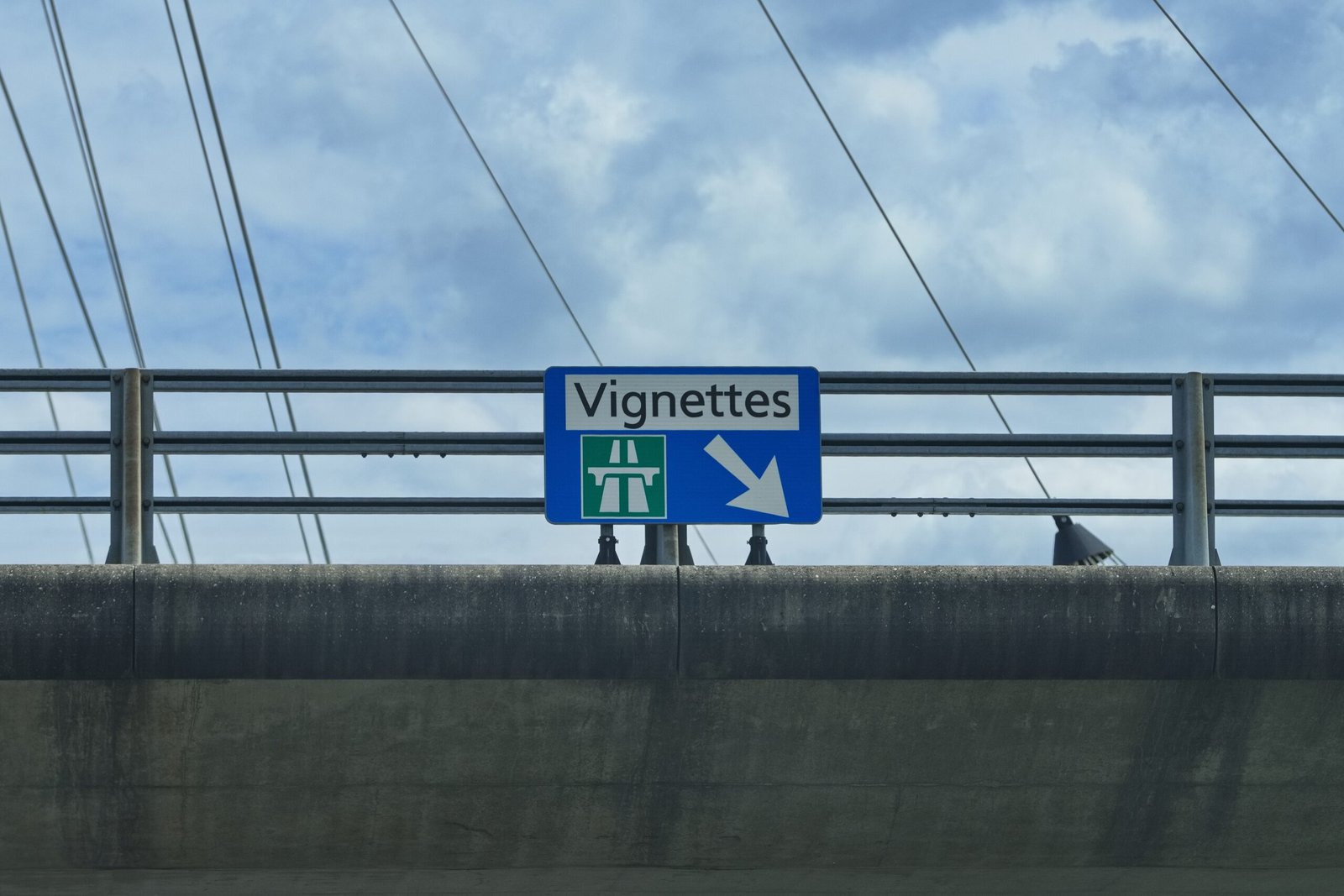 Vinietă de 100 de euro &icirc;ntr-o țară din Europa. Unde ar putea fi introdusă această taxă și c&acirc;nd ar putea intra &icirc;n vigoare