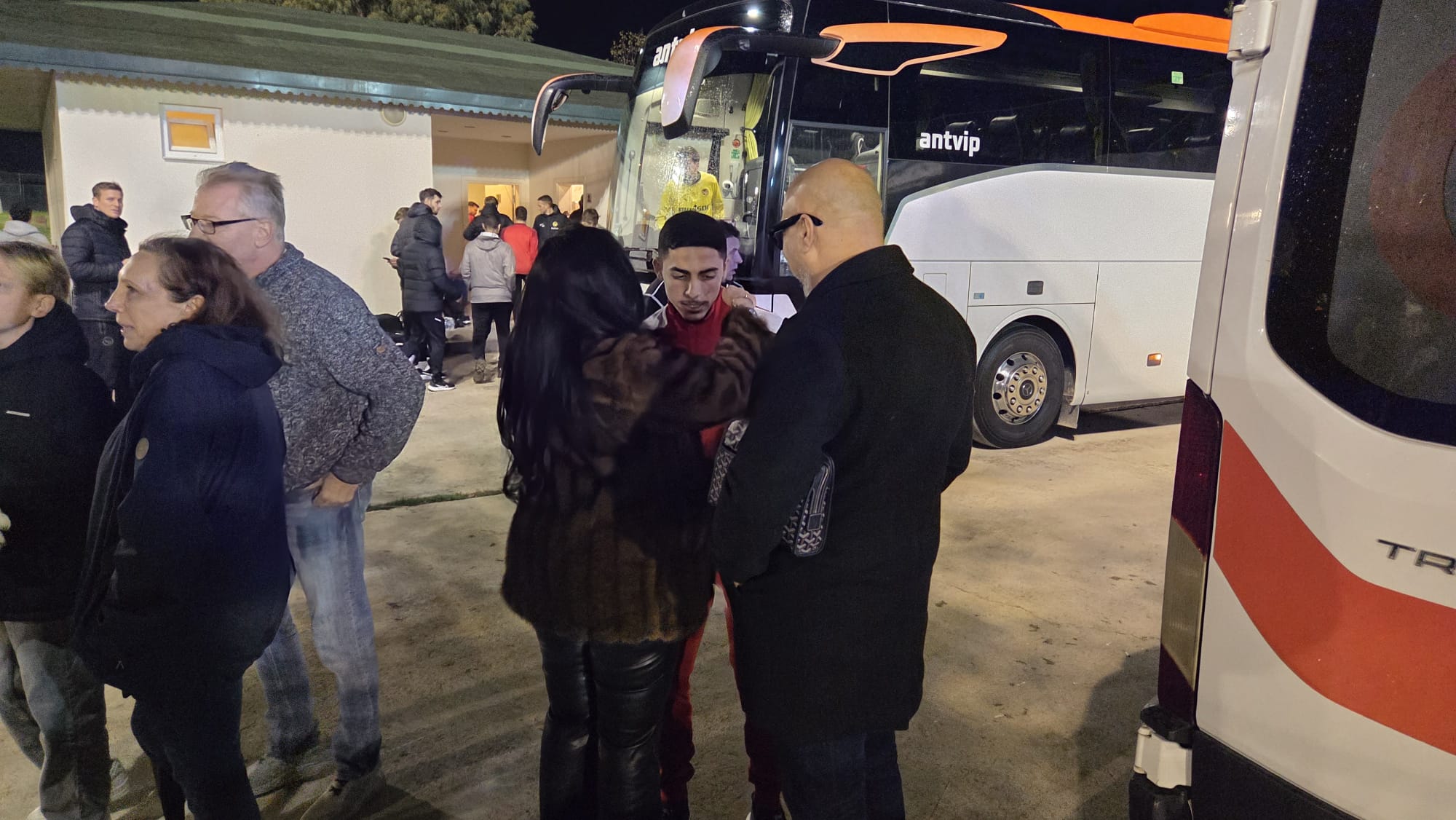 Părinţii &icirc;l &icirc;mbrăţişează pe Liam Eissat