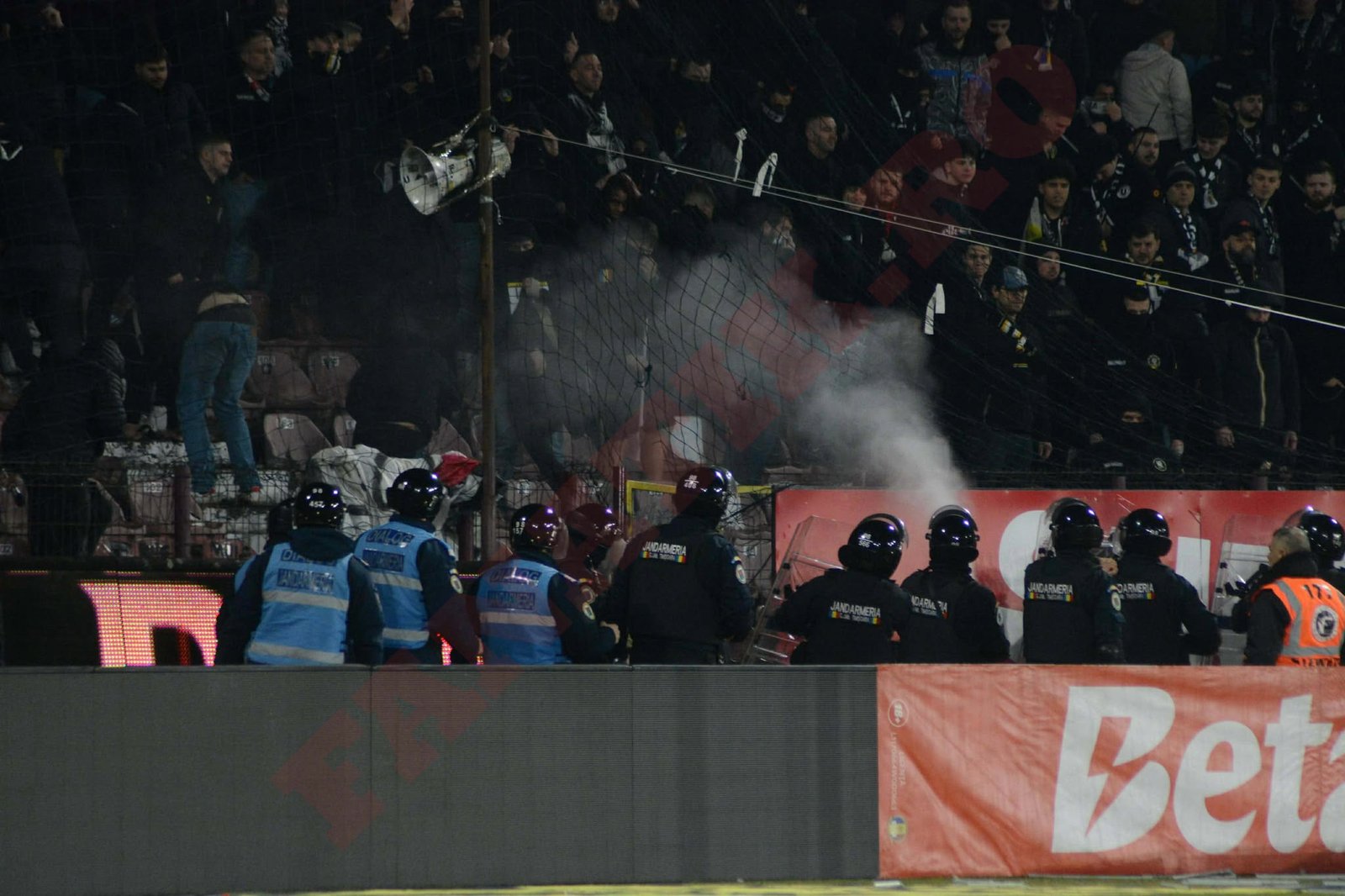 Fanii U Cluj au vrut să intre pe teren la finalul meciului cu CFR Cluj. Sursă foto: Fanatik / Alex Bodnariu