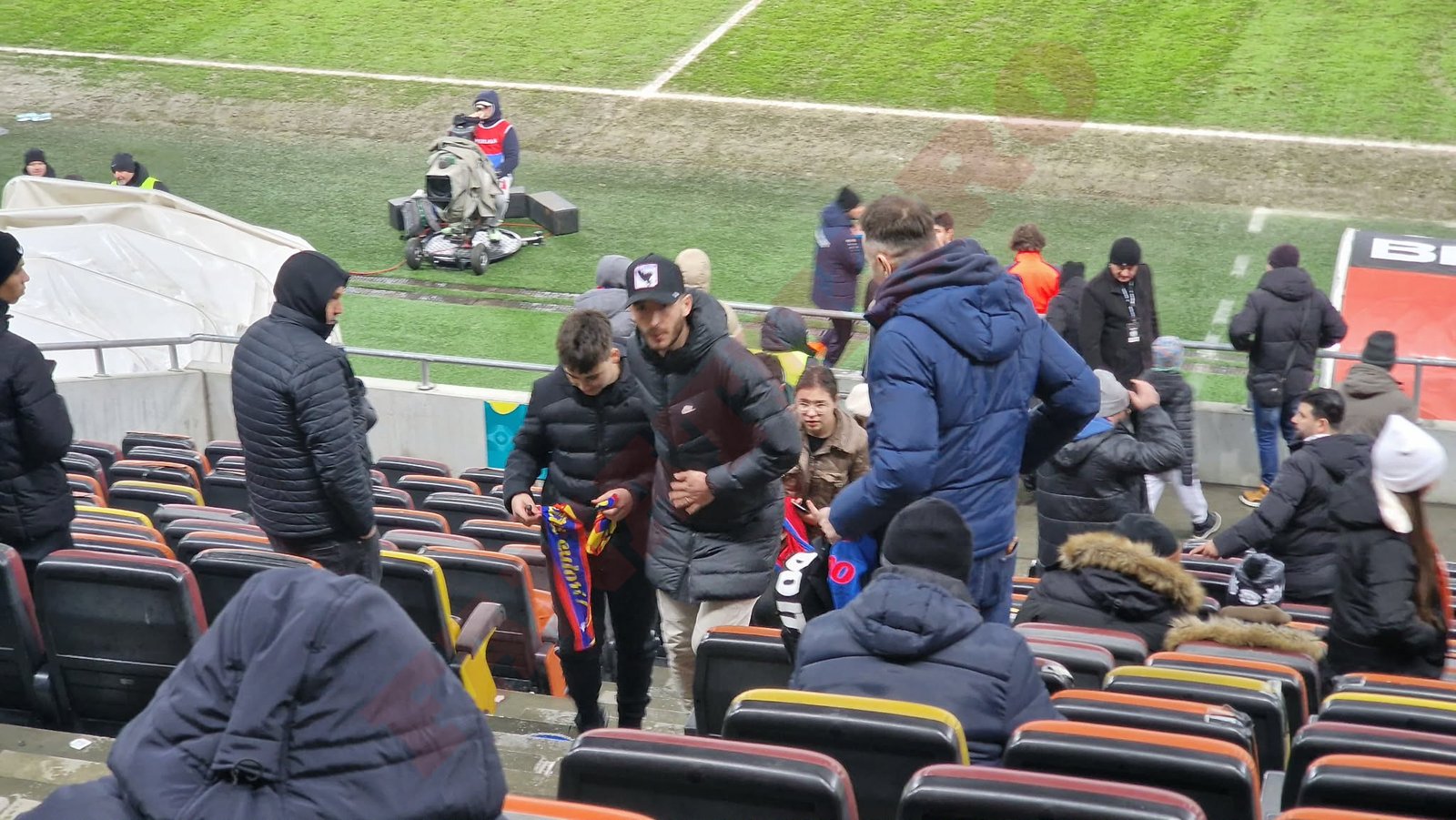 Mihai Popescu oferă autografe fanilor FCSB