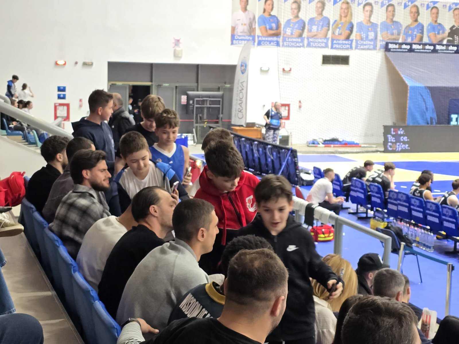 Fotbaliștii Universității Craiova au oferit autografe și s-au fotografiat cu fanii prezenți în Polivalenta din Craiova.