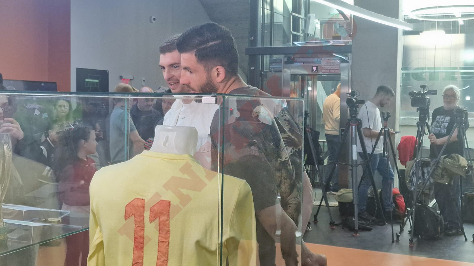 Florin Tănase, impresionat de colecția de la Muzeul Fotbalului. Foto: Fanatik