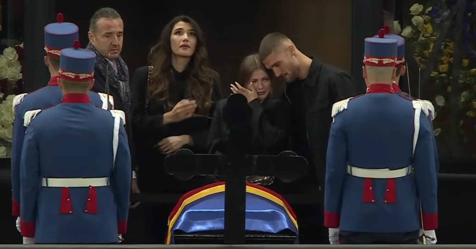 Daniel B&icirc;rligea, &icirc;n lacrimi alături de iubita sa la catafalcul lui Mircea Lucescu. Foto: captură TVR Sport