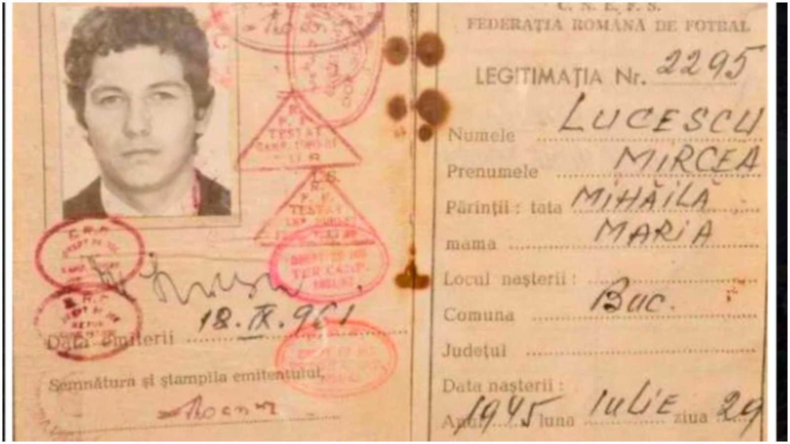 Primul carnet de jucător al lui Mircea Lucescu