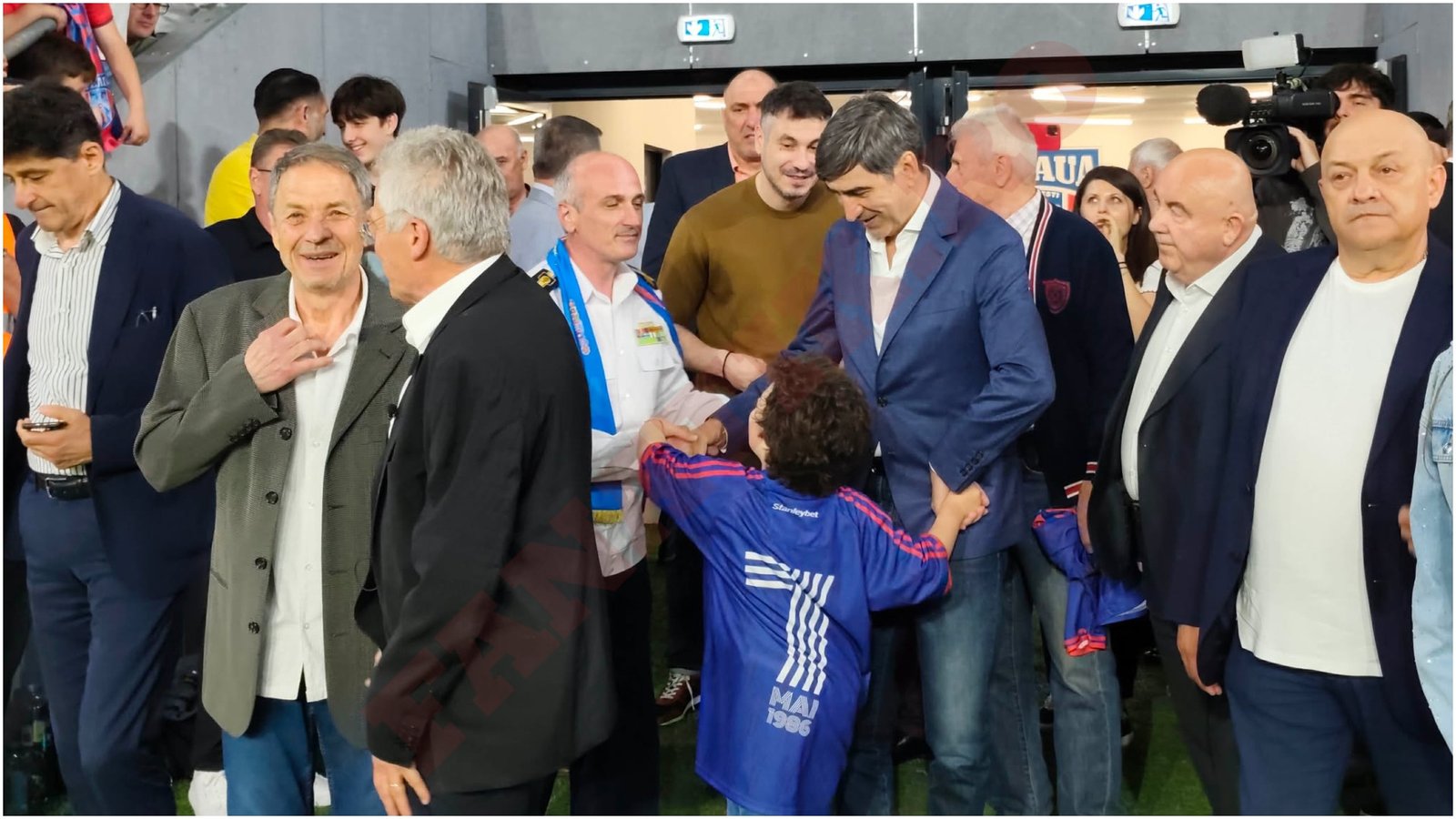 Victor Pițurcă, de m&acirc;nă cu nepotul său la evenimentul dedicat generației Steaua 86. Foto: FANATIK